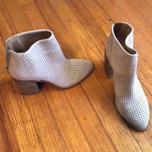 Ankle boots size 5 beige.